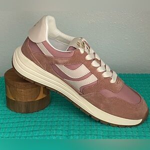 NWT.. WOMENS STEVE MADDEN RETRO RUNNER SNEAKERS